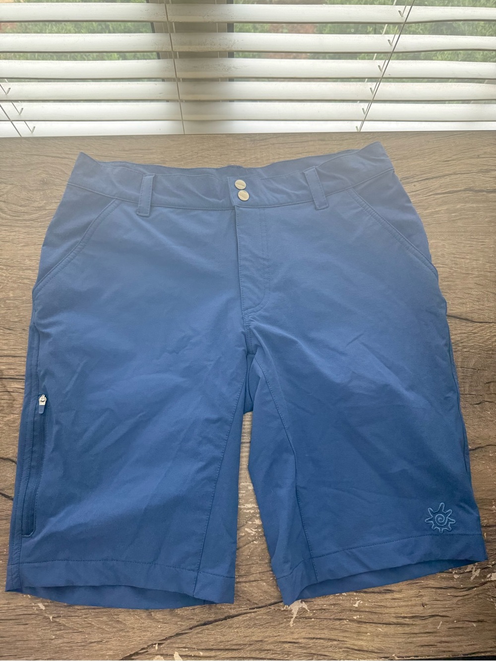 UV Skinz blue Bermuda short size medium NWT